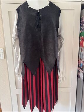 Men’s Pirate Costume.